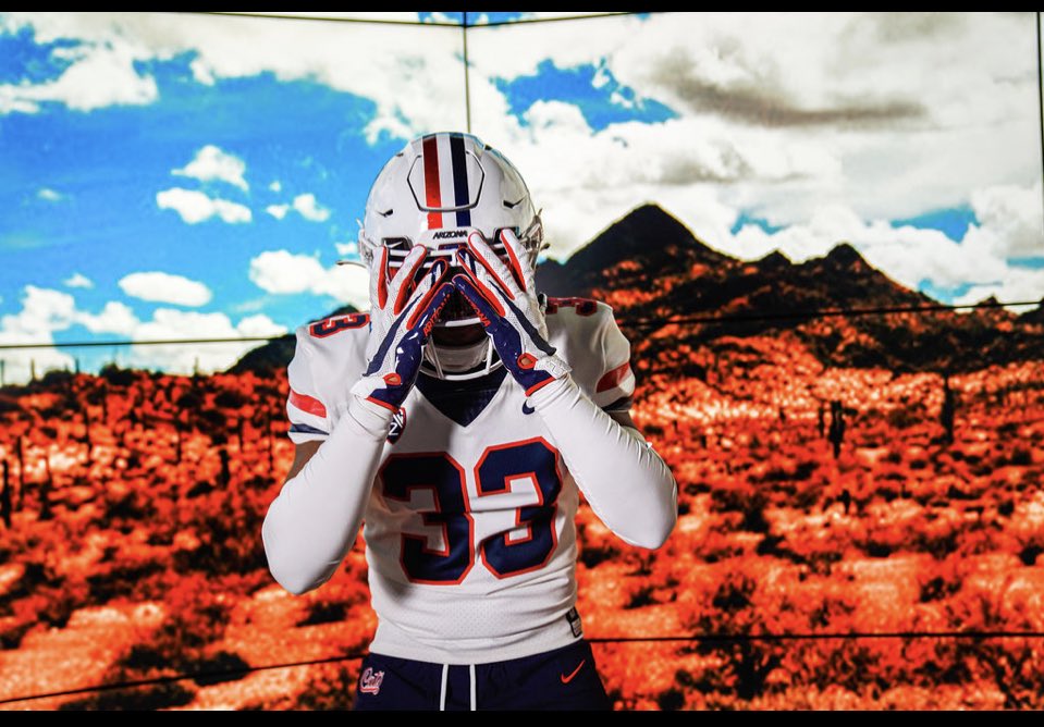 6ix_problemz's tweet image. Had an amazing experience at the University of Arizona and I got the opportunity to hang out wit @iam_mikeevans and @CoachJRich in the desert 🏜️ 🌵 🐻 ⬇️
#beardown    🕊️