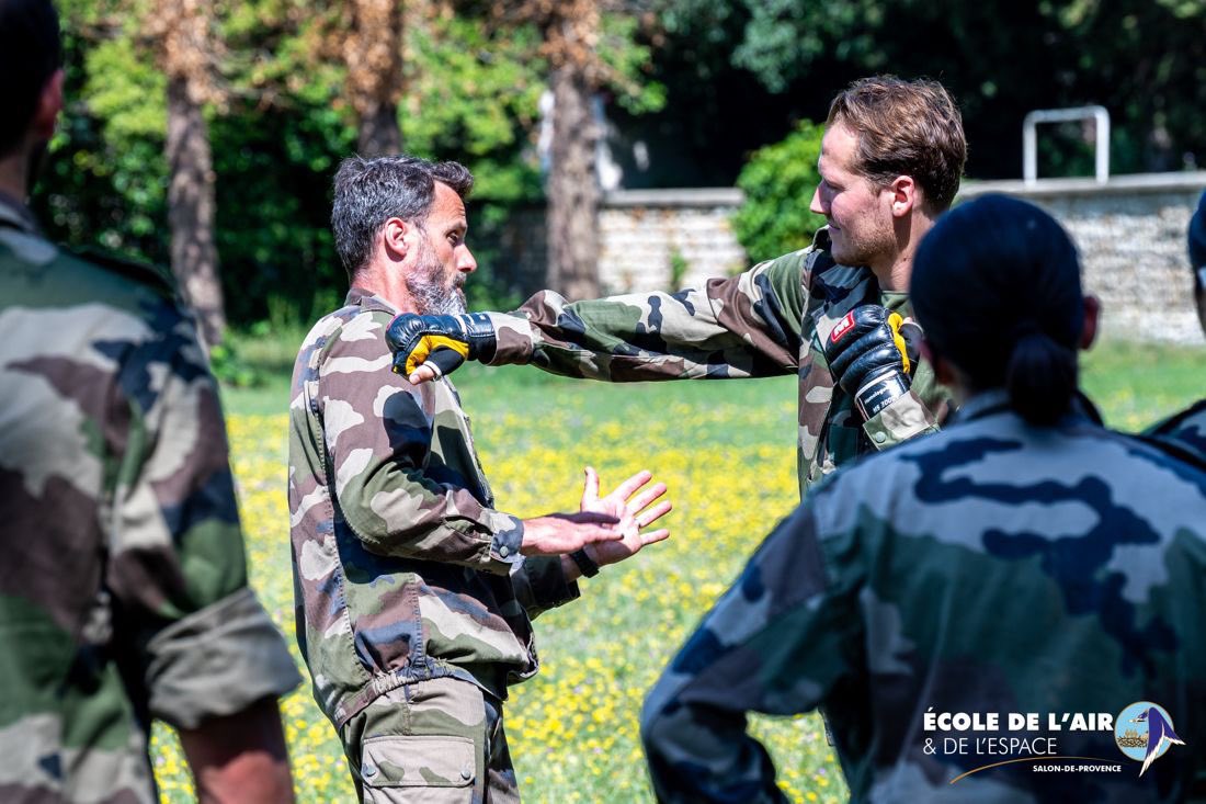 Ecoledelair's tweet photo. Des étudiants de l’@EMLYON étaient en stage immersif à l’EAE. Organisé par le Pôle #formation continue, le stage dédié propose des ateliers de #commandement ou de #TIOR 💪
Retrouvez nos formations ici : https://t.co/8fMkXEsGBF
#NotreDéfense https://t.co/aBE4PFDXnL