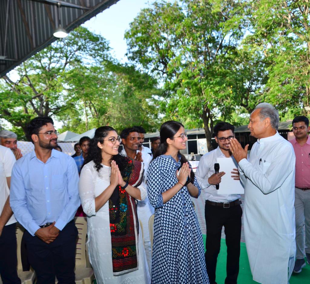 ashokgehlot51's tweet photo. भावी अधिकारी-बड़ी जिम्मेदारी!

ये बहुत ही खुशी की बात है कि यूपीएससी में इस बार राजस्थान से सबसे अधिक अभ्यर्थी चयनित हुए हैं। आज निवास पर इन मेधावी प्रतिभागियों से वार्तालाप की। इस दौरान उनके विचारों को सुनते हुए भविष्य में समाज के प्रति उनकी महत्वपूर्ण भूमिका पर ��र्चा की। https://t.co/76DhF07I37