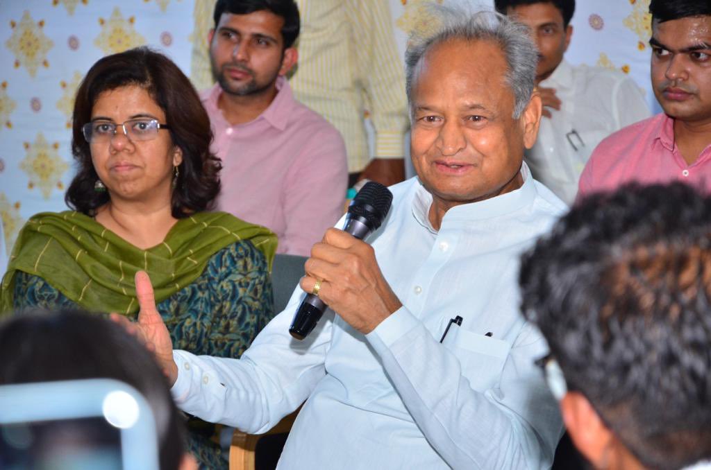 ashokgehlot51's tweet photo. भावी अधिकारी-बड़ी जिम्मेदारी!

ये बहुत ही खुशी की बात है कि यूपीएससी में इस बार राजस्थान से सबसे अधिक अभ्यर्थी चयनित हुए हैं। आज निवास पर इन मेधावी प्रतिभागियों से वार्तालाप की। इस दौरान उनके विचारों को सुनते हुए भविष्य में समाज के प्रति उनकी महत्वपूर्ण भूमिका पर ��र्चा की। https://t.co/76DhF07I37