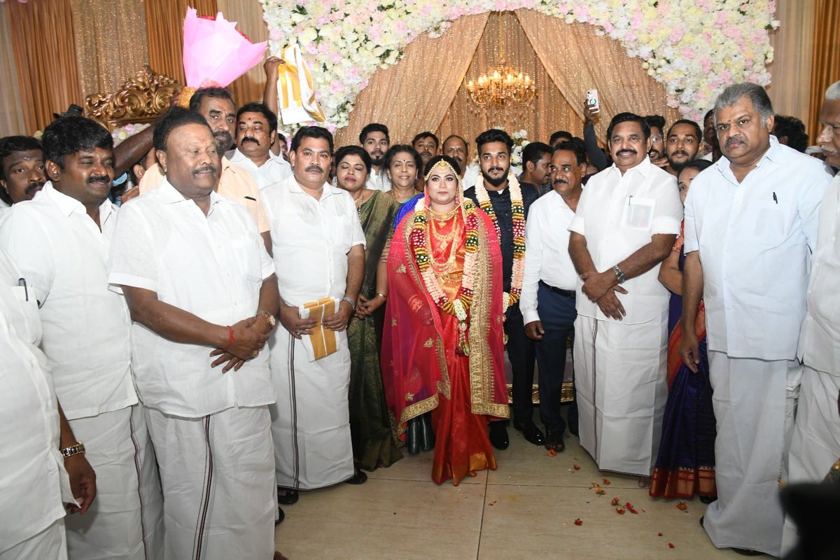 AIADMKOfficial's tweet photo. மாண்புமிகு கழக பொதுச்செயலாளர் திரு. @EPSTamilNadu அவர்கள், திருவேற்காட்டில் முன்னாள் அமைச்சர் திரு.S.அப்துல் ரஹீம் அவர்களின் இல்லத் திருமண விழாவில் கலந்து கொண்டு மணமக்களான A.ஆமீனா - T.A.ஷாஜன் ஆகியோரை வாழ்த்தினார்.

திரு. @GK__Vasan அவர்களும் உடனிருந்து மணமக்களை வாழ்த்தினார். https://t.co/eFHVpB5kUQ