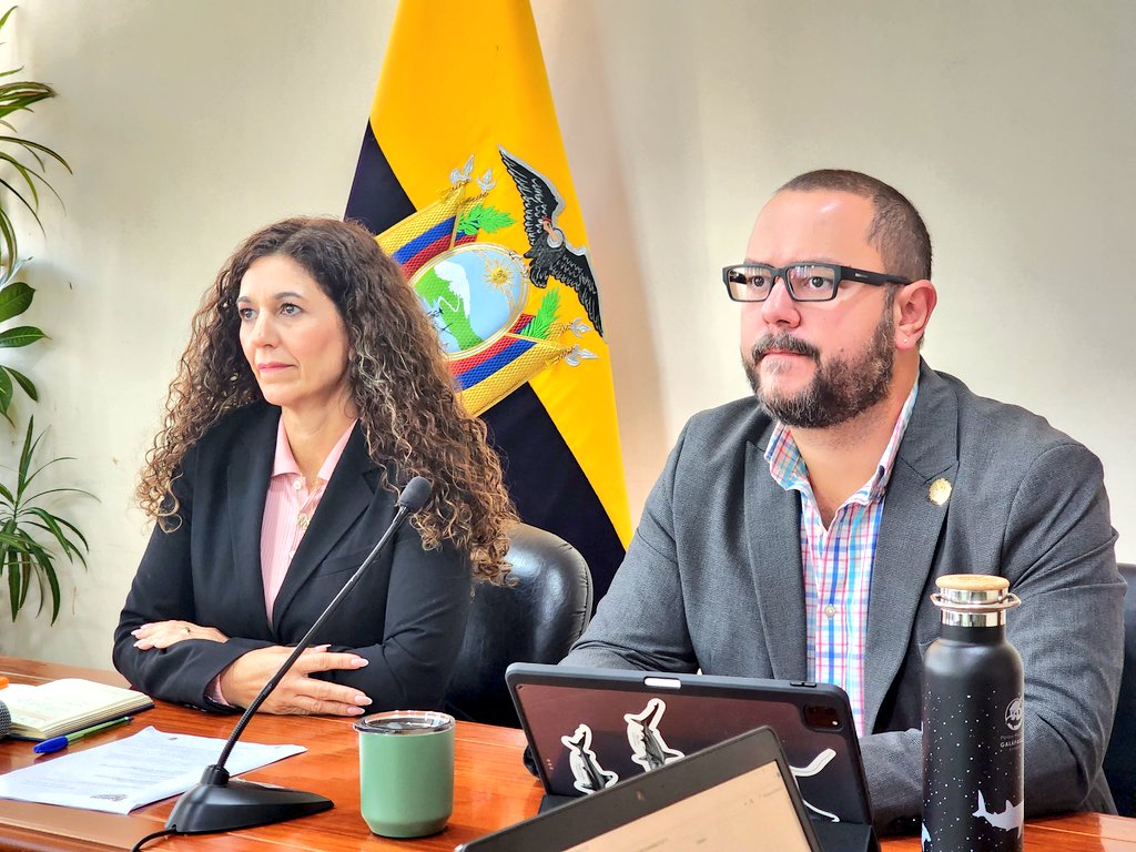 ABG_galapagos's tweet photo. Ministro @ja_davalos preside el Directorio de @ABG_galapagos, en los que se tratan los siguientes temas: 
1. Revisión y aprobación de propuesta de Instructivo de Regulación y Control para las Embarcaciones que Ingresen y Operan en la Reserva Marina de Galápagos (RMG). https://t.co/p7xPltRRtI