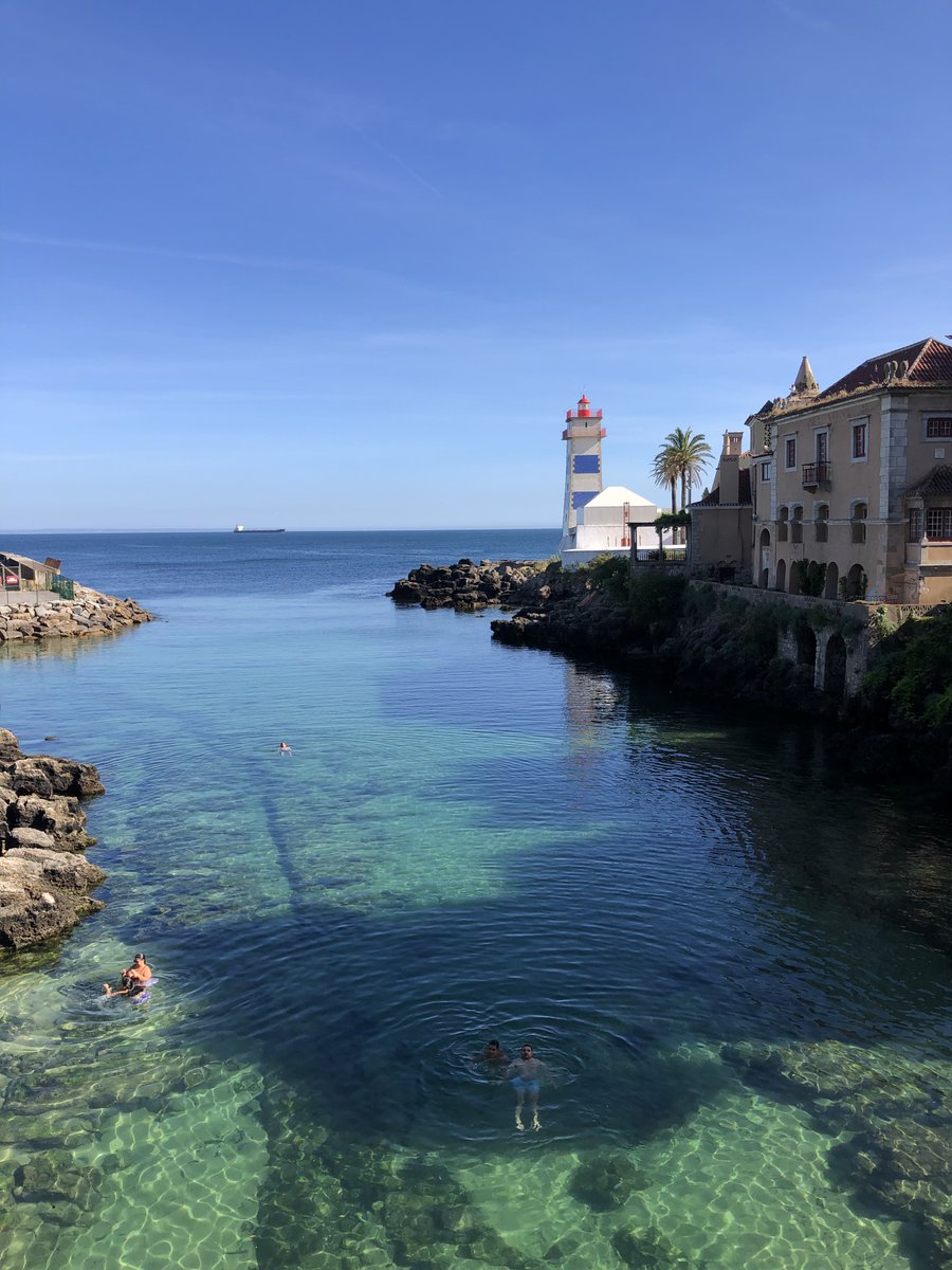 La villa de Cascáis, a tan solo 25 kilómetros de Lisboa, pronto ganó fama entre los aristócratas europeos del XIX, tras convertirse en la zona de veraneo del rey Luis I de Portugal. Hoy sigue siendo una de las más visitadas de todo el país. Y con razón 💙 (📸 Lidia González)