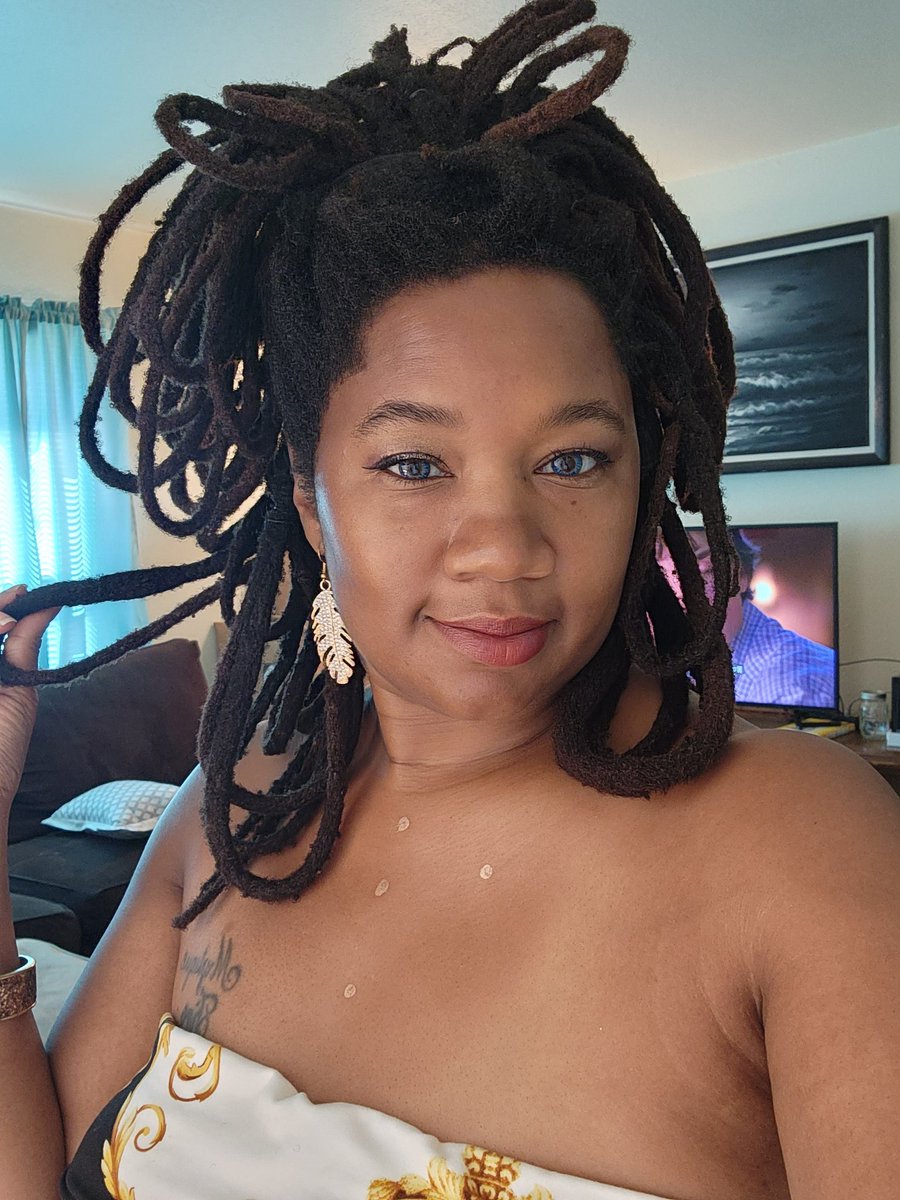 Have a beautiful day!#YourFavoriteLocQueen #freeformlocs #freeformdreads #locjourney #locqueen #womenwhofreeform #womenwithlocs #womenentrepreneurs