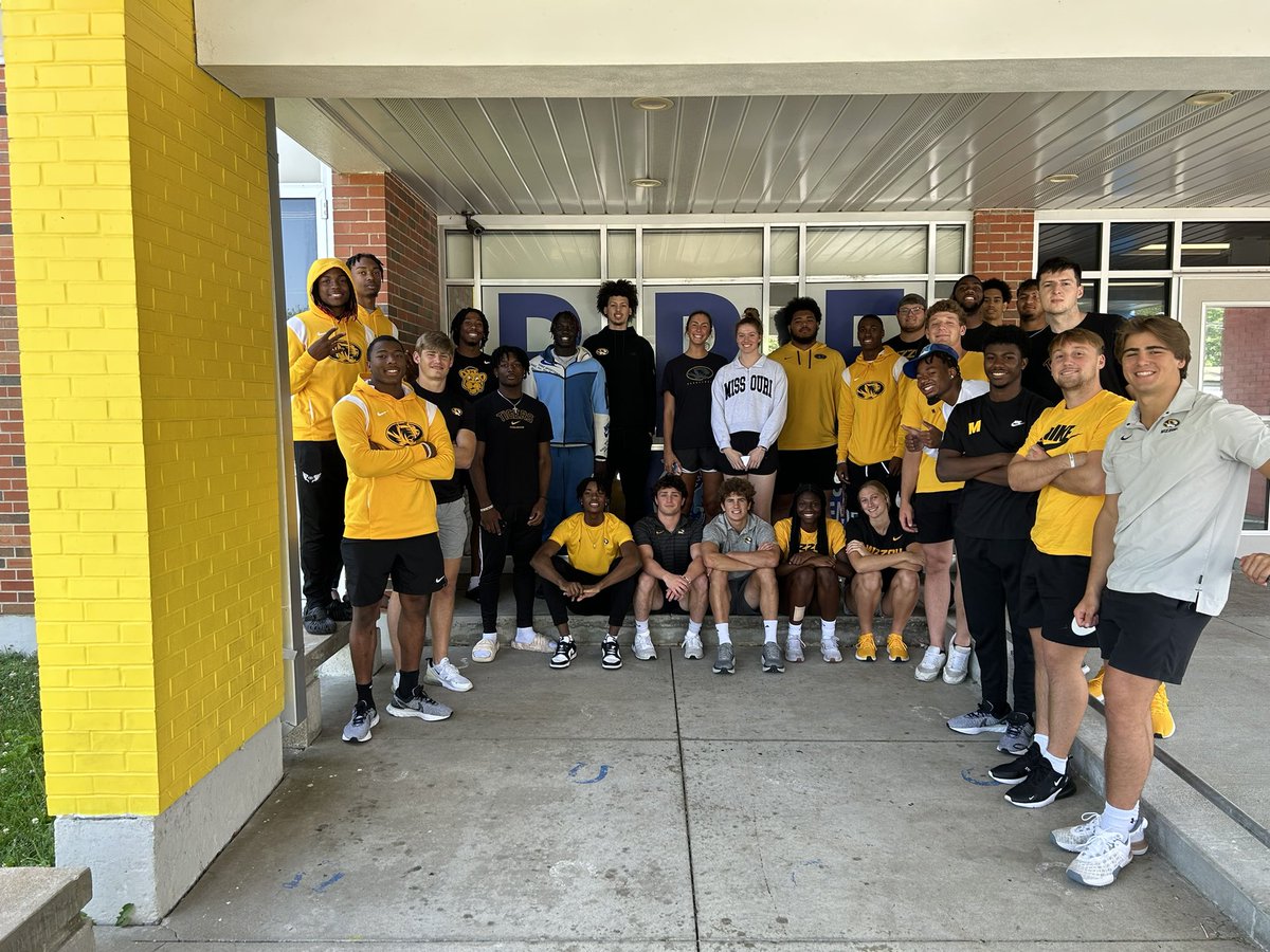 We can’t say it enough. We love community partnerships! Thank you @MizzouAthletics for sending student athletes to visit our #TrustyHuskies at summer school today! #cpsbest