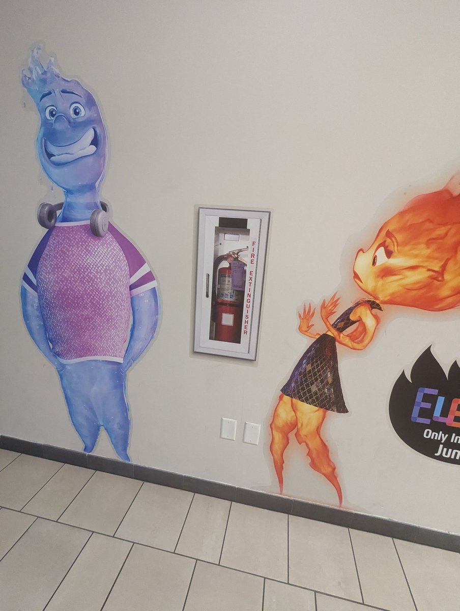 hazy2k's tweet photo. found the hyper realistic fire hydrant at my shopping mall https://t.co/30Q5aoWwHt