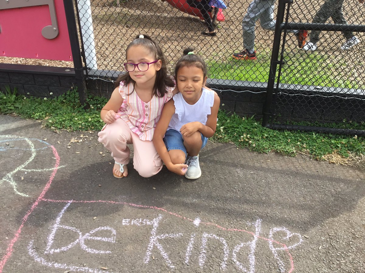 FeehanORH21's tweet image. Countdown Day 6…Spreading Kindness with our Sidewalk Chalk Spree!💕 @ORHEagles21 #WeHelpChildren #makingitfun