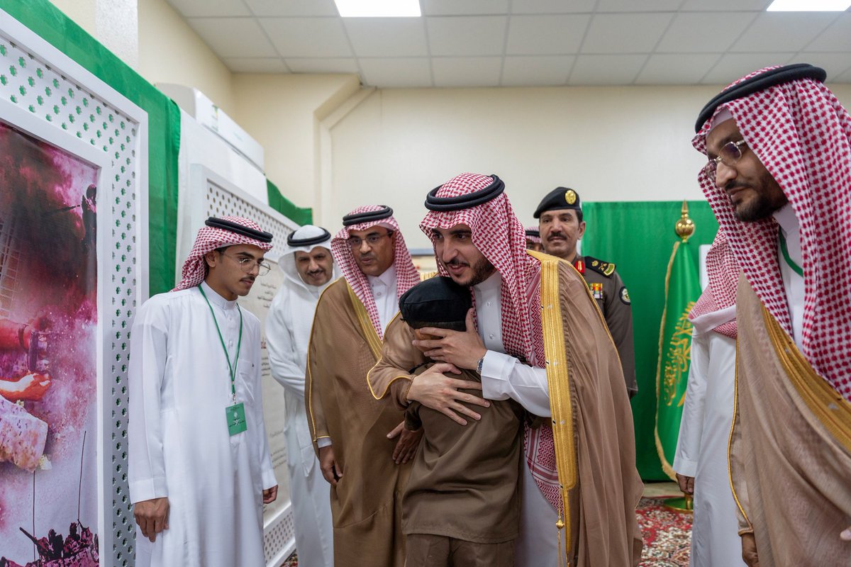 صورة معبرة..

أحد أبناء الشهداء مرتميًا في أحضان أمير منطقة الجوف، خلال افتتاح المعرض الفني لأبناء وبنات شهداء الواجب.

-