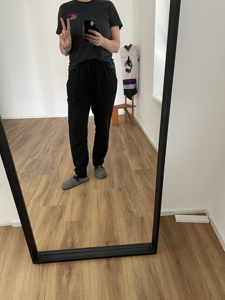 missmarple22's tweet photo. #baustellenupdate
Nen Spiegel gibt’s schon mal. Und der Mann hat sein Vancouver-Canucks-Trikot auch schon platziert. https://t.co/cSRjUoDY38