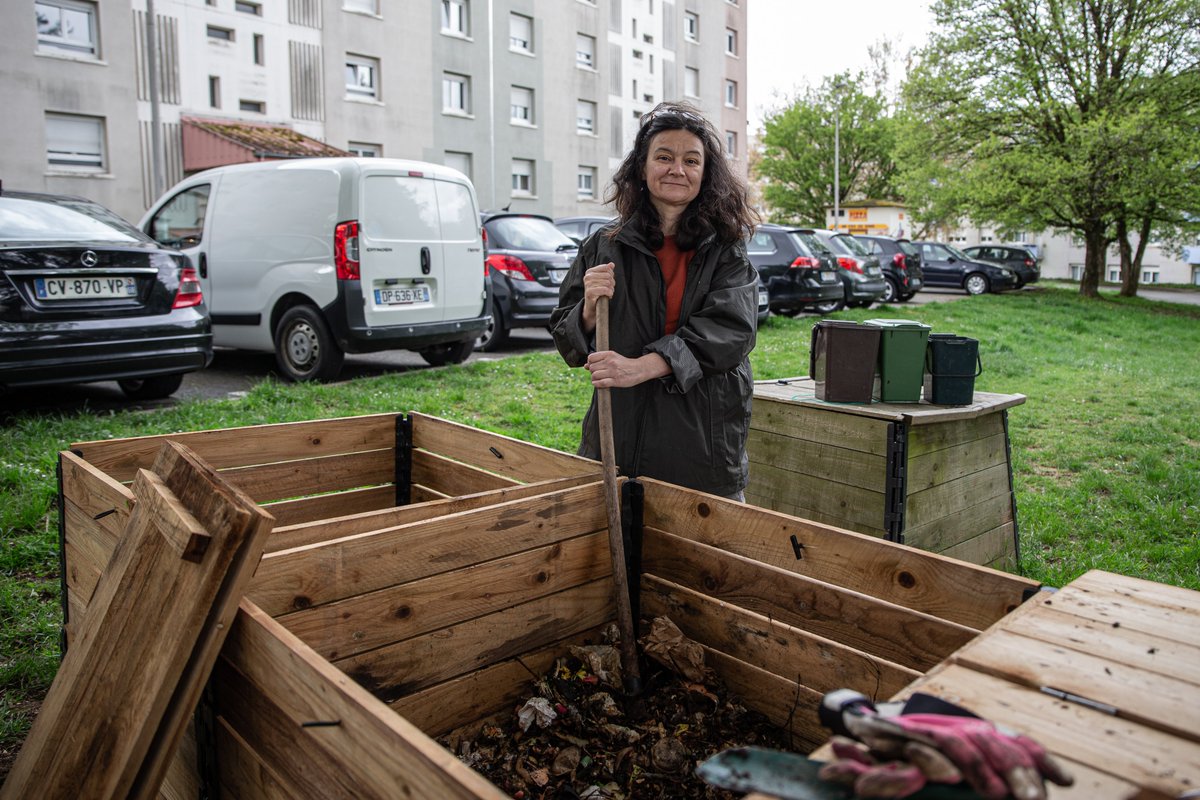 paysmontbeliard's tweet photo. Vous vous posez des questions sur le compostage ? 🥕🌿
En habitat collectif ou en maison individuelle ? 🌆🏡
🗨️💬 Ça tombe bien ! Cécile et Lisa témoignent de leur expérience (pages 10-11) dans le dernier #MONAgglo qui est disponible en ligne 💻🗞️⤵️
https://t.co/B3GCRnRB5d https://t.co/zaOFrM6ZvE