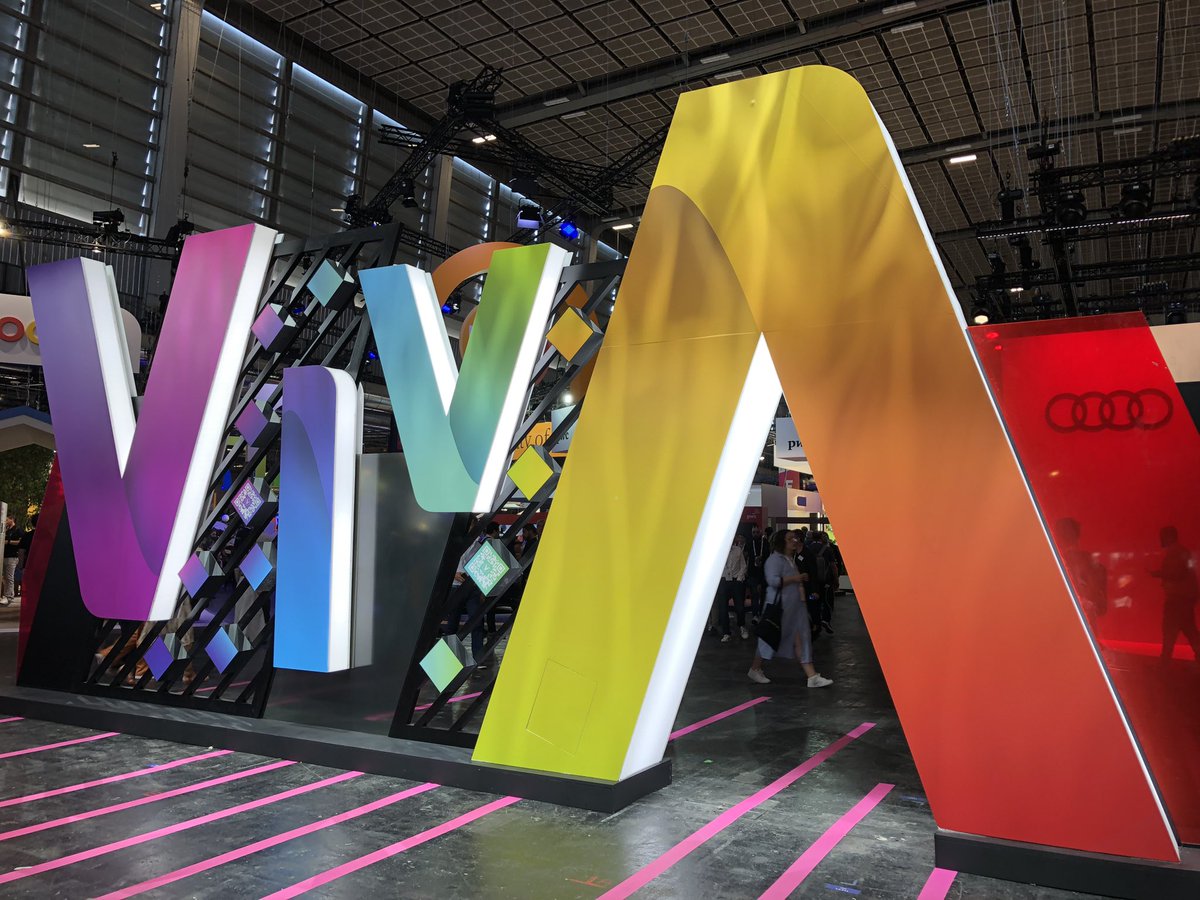 🔴 Notre #LT en direct de #VivaTech est terminé ! Rendez-vous demain à 12h55 pour la table ronde 'Business Transformation in the Age of #AI'  avec @PeterKoerte @PhilipMoyer @vaznigel