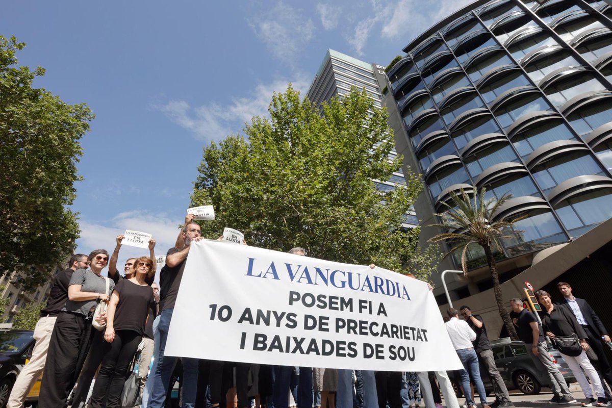 comitelv's tweet photo. Los trabajadores de La Vanguardia nos hemos vuelto a manifestar en otro #MiércolesNegro para reclamar subidas para las categorías más bajas y una actualización salarial tras 10 años de recortes @comite_elpais @Comite_ELMUNDO @ComiteABC @comiterac1 @AraComite @ComitePeriodico https://t.co/6tn7DlNVe6