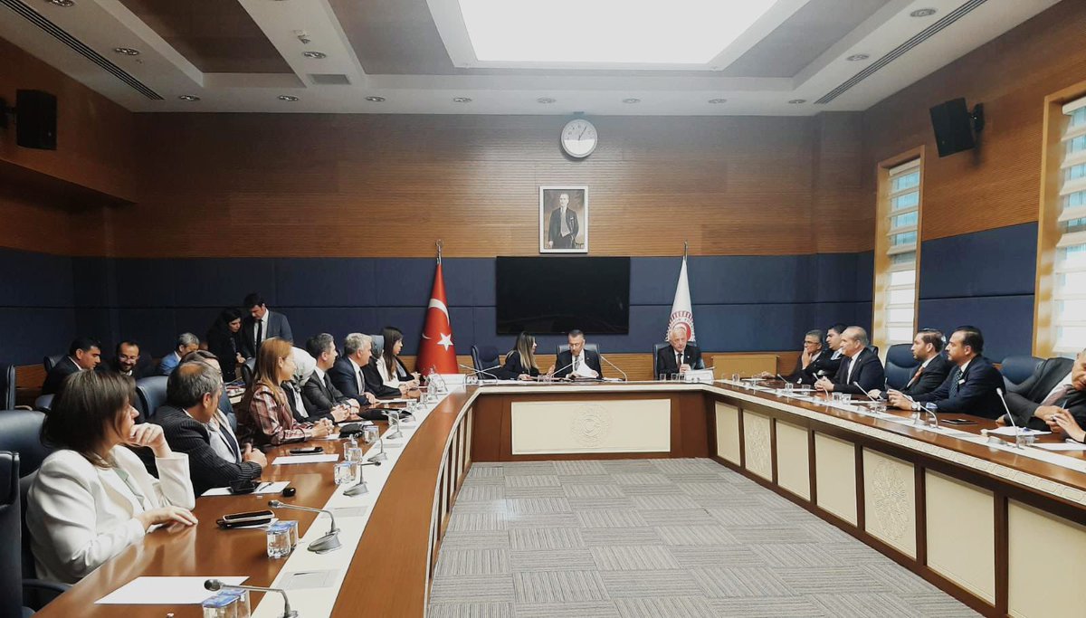 sedagorenist's tweet photo. 📍Bugün üyesi olarak seçildiğimiz TBMM Dışişleri Komisyonunda; 
▪️Başkanımız @fuatoktay
▪️Başkan Vekilimiz @MustafaCanbey 
▪️Katip Üyemiz @deryabakbak27
▪️Sözcümüz @CeydaBC47’yı 
ayrı ayrı tebrik ediyor, birlikte #TürkiyeYüzyılı için başarılı işler çıkaracağımıza inanıyorum.
Allah yar ve yardımcımız olsun 🤲🏻

Cumhurbaşkanımız Liderliğinde 
Güçlü Diplomasi, Güçlü Türkiye 🇹🇷
