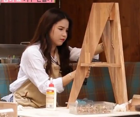 I'm amazed at how he still remembers Yong from 8yrs ago, like wow her inpact 👏 and his business is still existing 😆

Anyways, I remember Yong being so hardworking and adorably confused with furniture making on that episode 😂 She's so cute 💕

#SOLAR #솔라