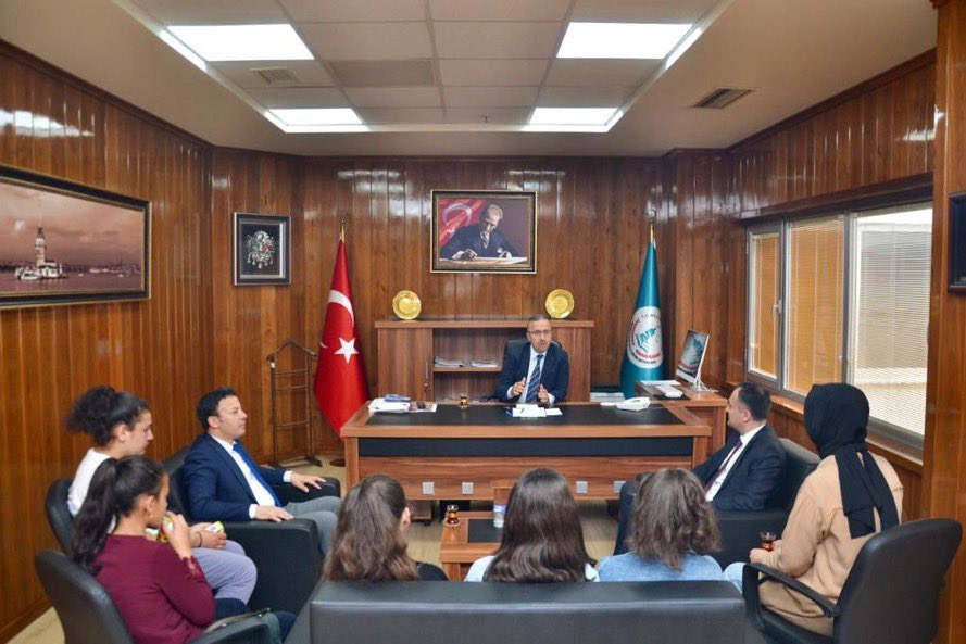 uskudarmem's tweet photo. İlçe Milli Eğitim Müdürümüz Sayın Sinan Aydın, Şehit Ali Ragıp Bilgen Ortaokulumuzun Kahramanmaraş’ın Onikişubat ilçesindeki kardeş okulu Kumarlı Ortaokulu öğretmen ve öğrencilerini makamında misafir etti.

@sinan_umem https://t.co/lfwVTg3KBR