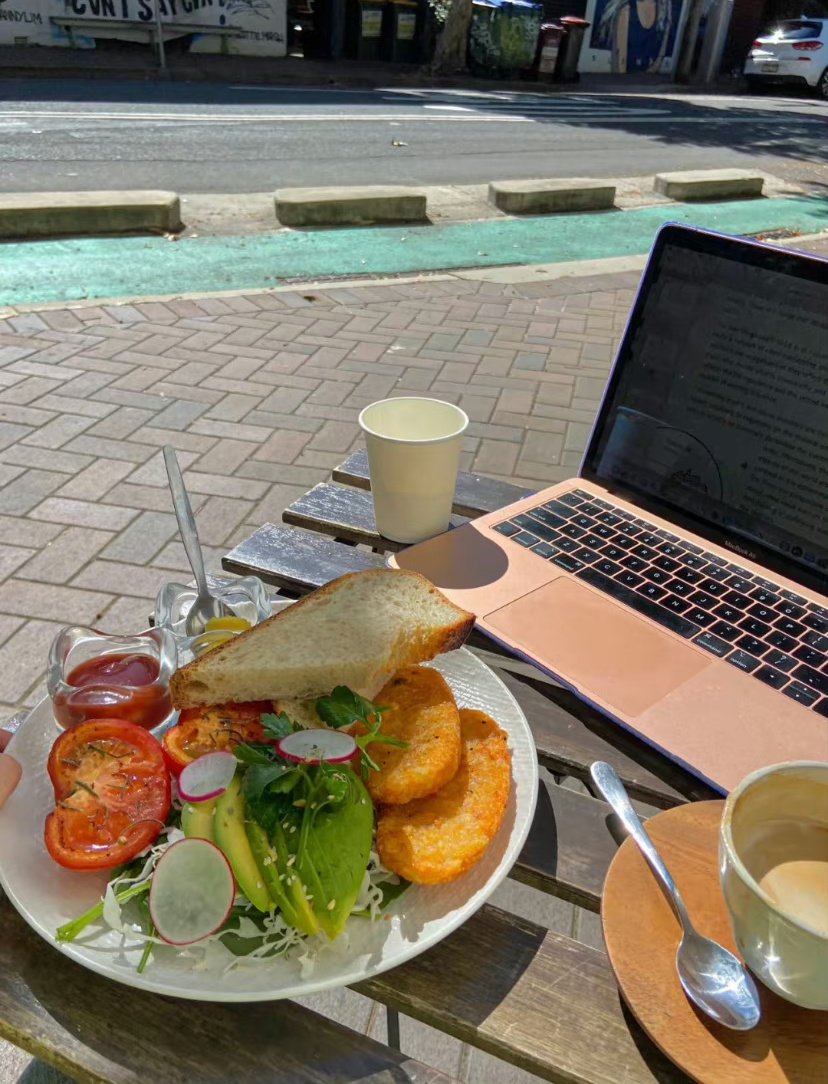 无论什么关系，当离别那刻真正到来的时候，才发觉 内心千千万万次预演都轻如鸿毛。