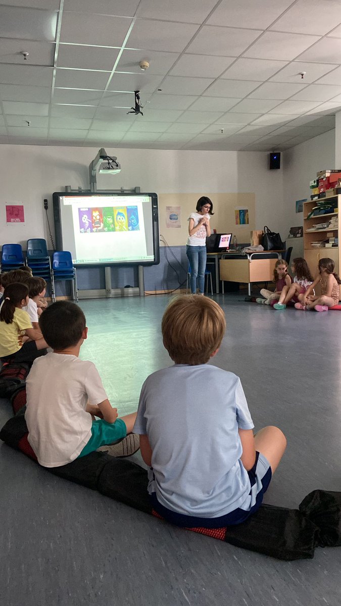 ColeEstudiantes's tweet photo. En la #SemanaDas, los alumnos de 1º de Primaria aprenden a identificar y gestionar sus emociones en el taller de #minfulness impartido por Cristina Bartolomé.🧘🧘‍♀️
 
#Salud https://t.co/1is8zkFYcB