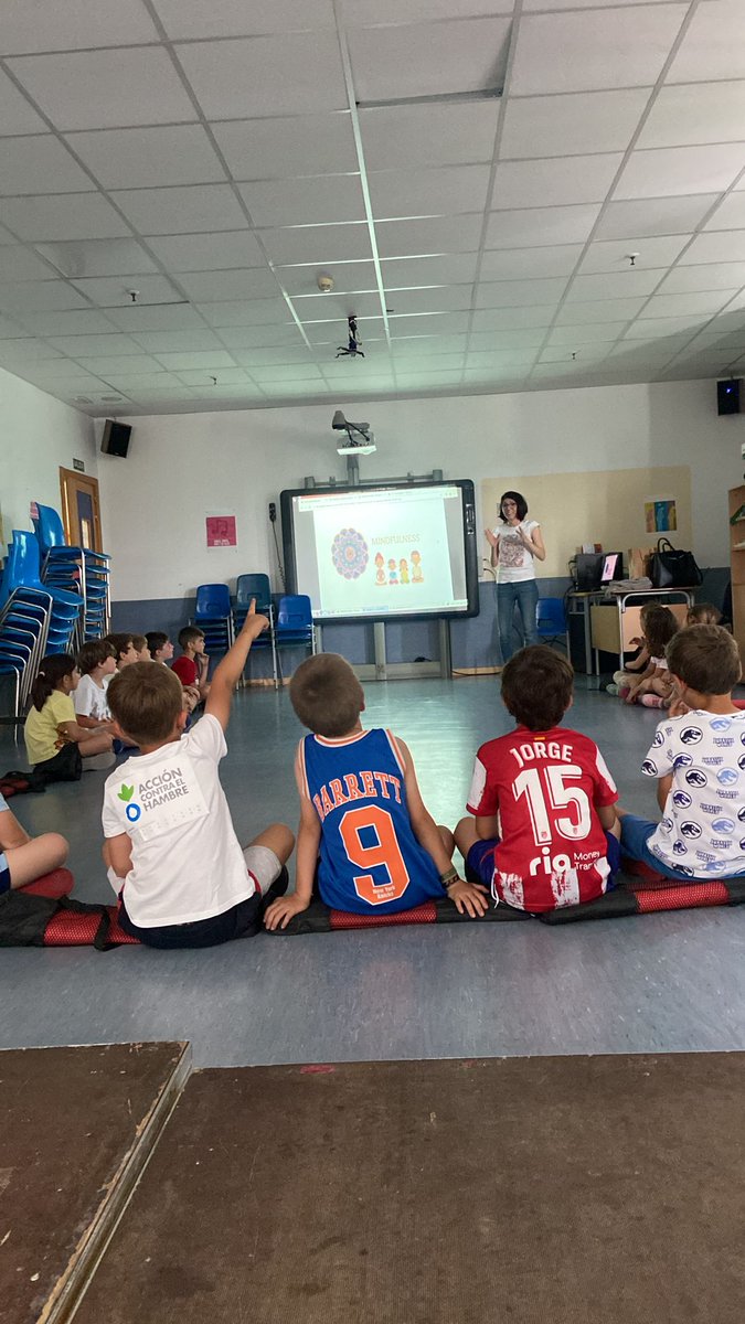 ColeEstudiantes's tweet photo. En la #SemanaDas, los alumnos de 1º de Primaria aprenden a identificar y gestionar sus emociones en el taller de #minfulness impartido por Cristina Bartolomé.🧘🧘‍♀️
 
#Salud https://t.co/1is8zkFYcB