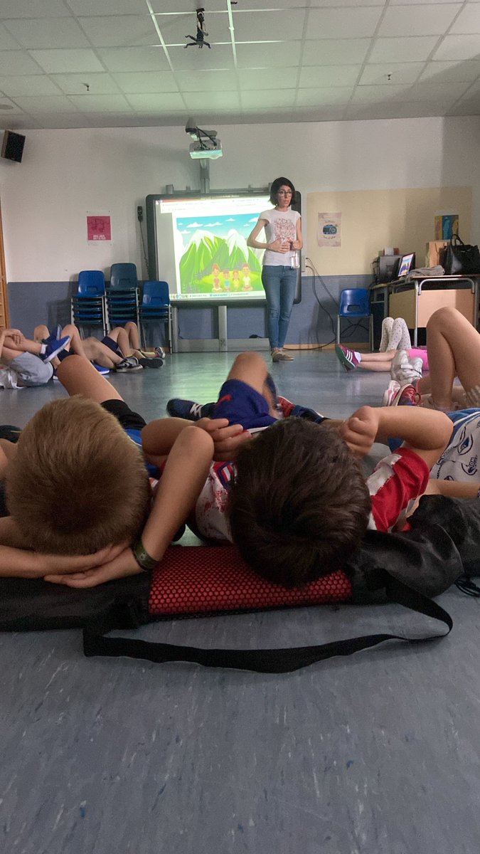 ColeEstudiantes's tweet photo. En la #SemanaDas, los alumnos de 1º de Primaria aprenden a identificar y gestionar sus emociones en el taller de #minfulness impartido por Cristina Bartolomé.🧘🧘‍♀️
 
#Salud https://t.co/1is8zkFYcB