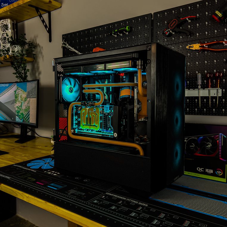 intelbrasil's tweet photo. RGB no PC não aumenta o FPS, mas com certeza deixa o setup mais bonito. E você, joga como?  Mostre o seu setup nos comentários! 🚥🖥️🚥 

📸 @LiquifyMods
Intel Core i9-13900KS https://t.co/4ZXyTdZIva