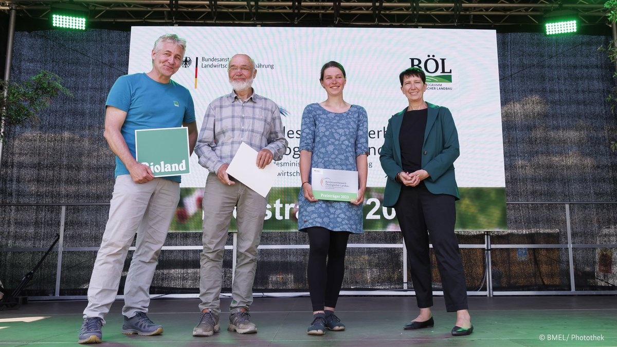 BMLEH_Bund's tweet photo. Glückwunsch!💐 Wir gratulieren den 3 Gewinner-Betrieben unseres Bundeswettbewerbs Ökologischer Landbau.
Ein wassersparendes Ackerbausystem, ein Verwertungs- &amp; Vermarktungskonzept für #Bio-Kartoffeln u. eine Gemeinschaft mit rundum nachhaltiger Erzeugung haben die Jury überzeugt. https://t.co/rNA5qNqb44