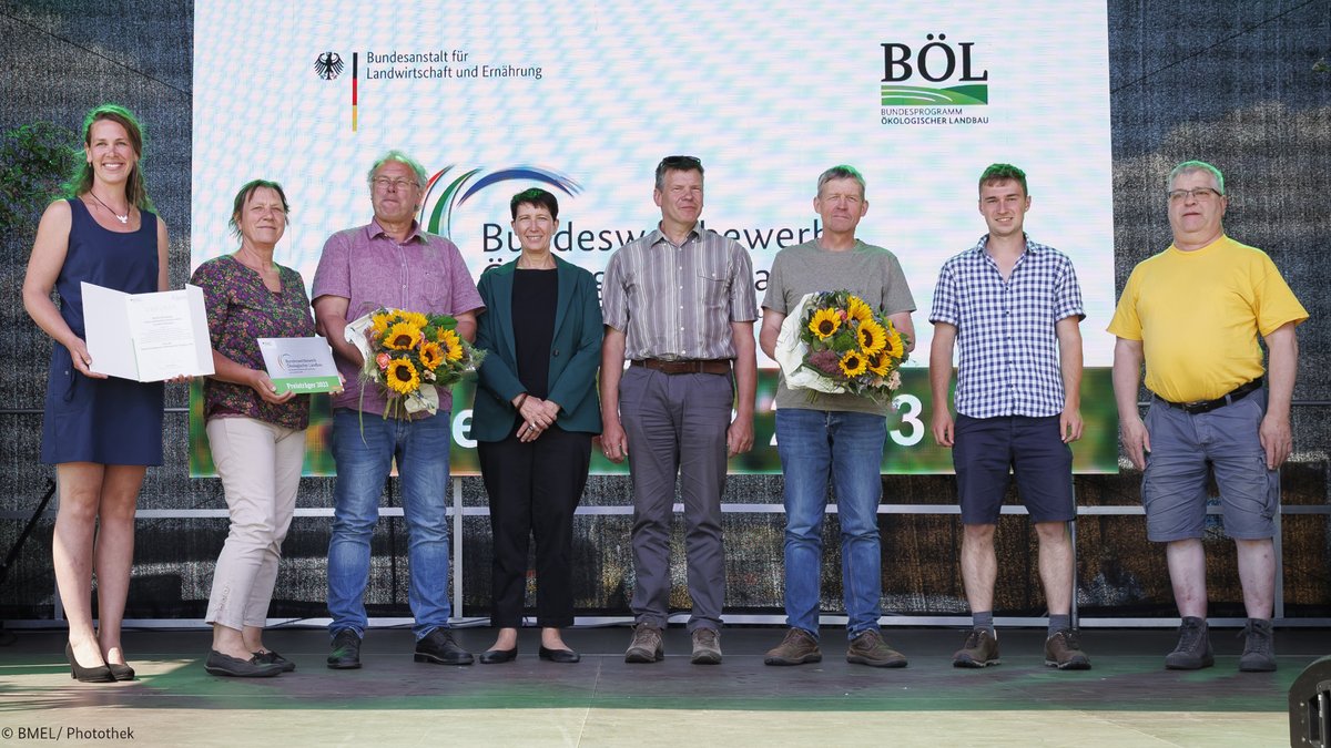 BMLEH_Bund's tweet photo. Glückwunsch!💐 Wir gratulieren den 3 Gewinner-Betrieben unseres Bundeswettbewerbs Ökologischer Landbau.
Ein wassersparendes Ackerbausystem, ein Verwertungs- &amp; Vermarktungskonzept für #Bio-Kartoffeln u. eine Gemeinschaft mit rundum nachhaltiger Erzeugung haben die Jury überzeugt. https://t.co/rNA5qNqb44