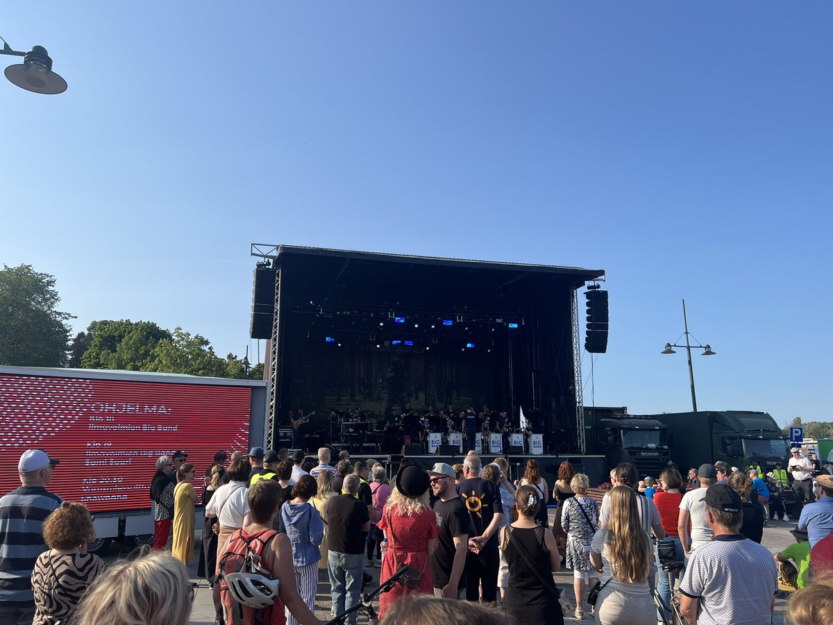 KalleRiihimaki's tweet photo. Svengaa kuin hirvi! #MilJazz #mahtavaa https://t.co/7sKOj3YScp