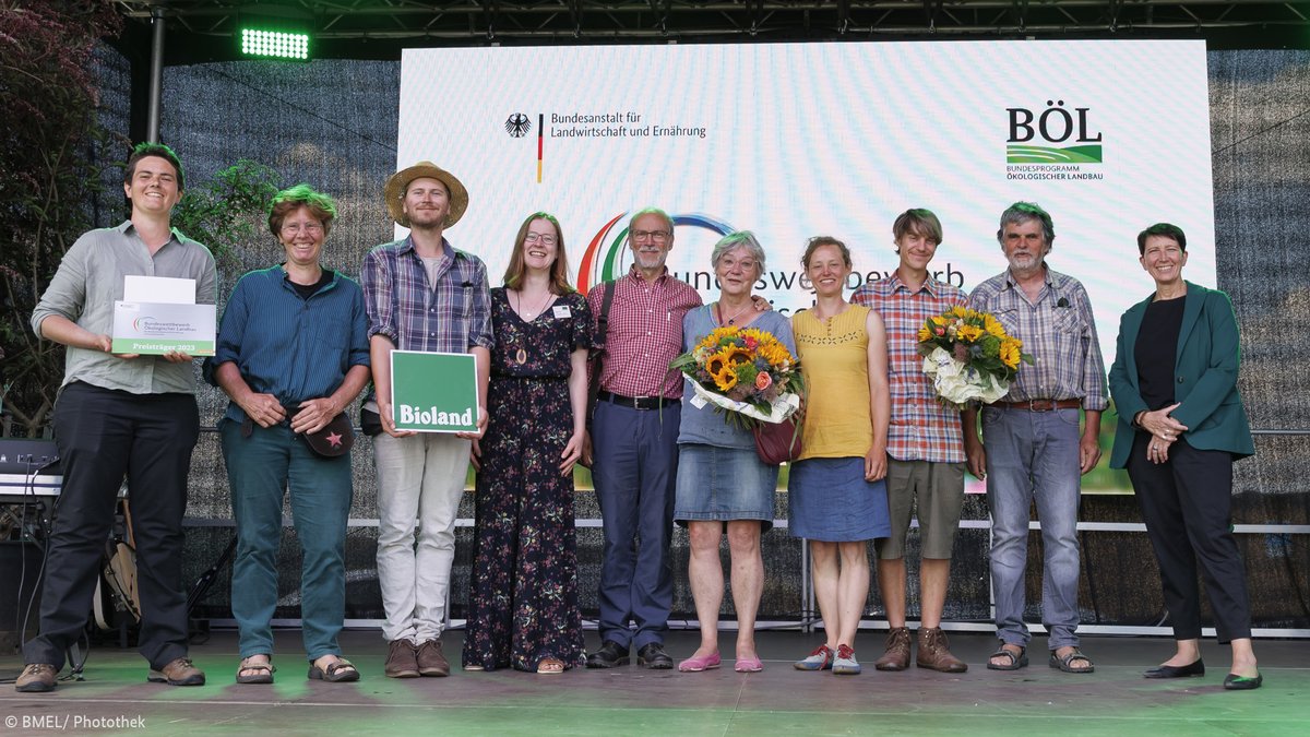 BMLEH_Bund's tweet photo. Glückwunsch!💐 Wir gratulieren den 3 Gewinner-Betrieben unseres Bundeswettbewerbs Ökologischer Landbau.
Ein wassersparendes Ackerbausystem, ein Verwertungs- &amp; Vermarktungskonzept für #Bio-Kartoffeln u. eine Gemeinschaft mit rundum nachhaltiger Erzeugung haben die Jury überzeugt. https://t.co/rNA5qNqb44