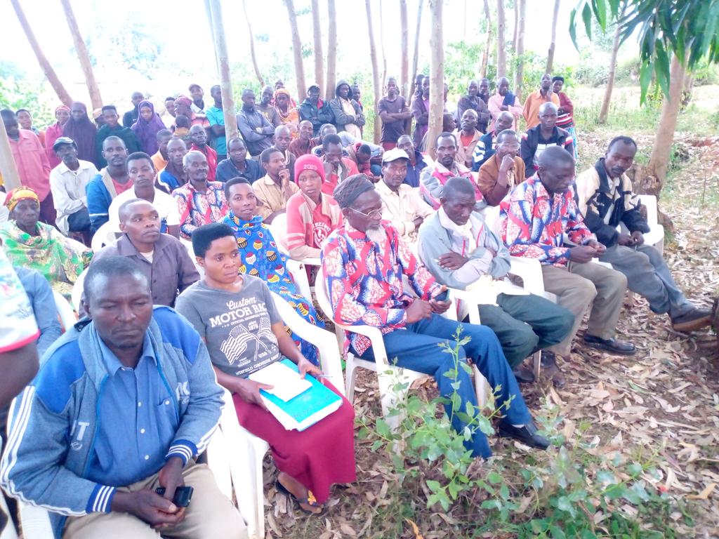CommuneGASHIKA2's tweet photo. #Burundi,mungendo arimwo Musitanteri w @CommuneGASHIKA2 @NgoziProvince @NIYIBIZITheophi kuruyu wa 14.6.2023 yagendeye abenegihugu bo kumutumba GASHIKANWA baganiriye umutekano,kubungabunga umwimbu,kurima akarima kigikoni n ugushikana inoti za10000 n'5000 kumabanki
@NgoziProvince https://t.co/EalouTfyUU