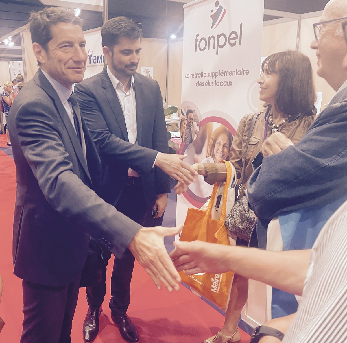 SalonAchatP's tweet photo. Le salon ferme ses portes à la fin d’une journée ponctuée d’événements, de #rencontres et d’échanges. #Merci à tous les #Maires, les #élus et les représentants de #collectivités. Rdv demain à partir de 9h 😉. https://t.co/8nHA2jPAhJ