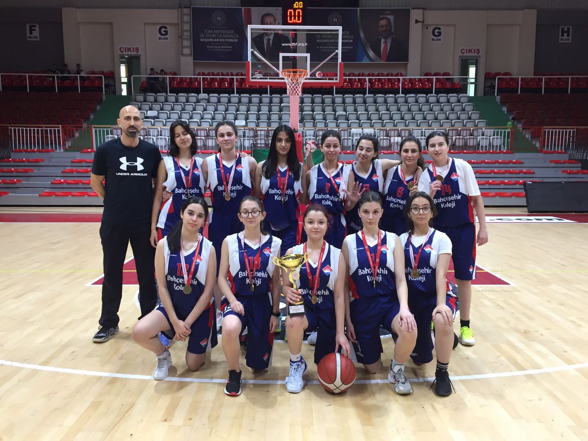 Okul Sporları Genç Bayanlar B Basketbol İl Müsabakalarında okul takımımız bugün oynanan final maçında Şehit Osman Altınkuyu Anadolu Lisesi'ni 39-37 yenerek il şampiyonu olmuştur. Öğrencilerimizi tebrik ediyoruz.🏀🏆
<a href="/bahcesehir_k12/">Bahçeşehir Koleji</a> <a href="/TrkErsen/">Ersen Türk</a> <a href="/tezel_berrak/">BERRAK TEZEL</a> <a href="/bilgetopuzbks/">Bilge Bayhan Topuz</a>