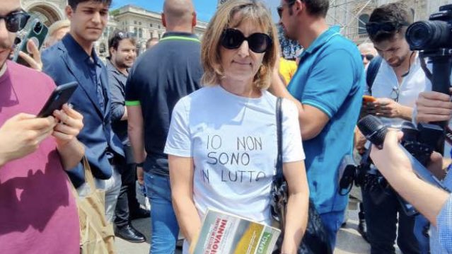 tommasodem's tweet photo. lei che si è presentata ai funerali di silvio berlusconi, con in mano il libro di giovanni falcone, ha tutta la mia stima https://t.co/FqQA9jQnuI