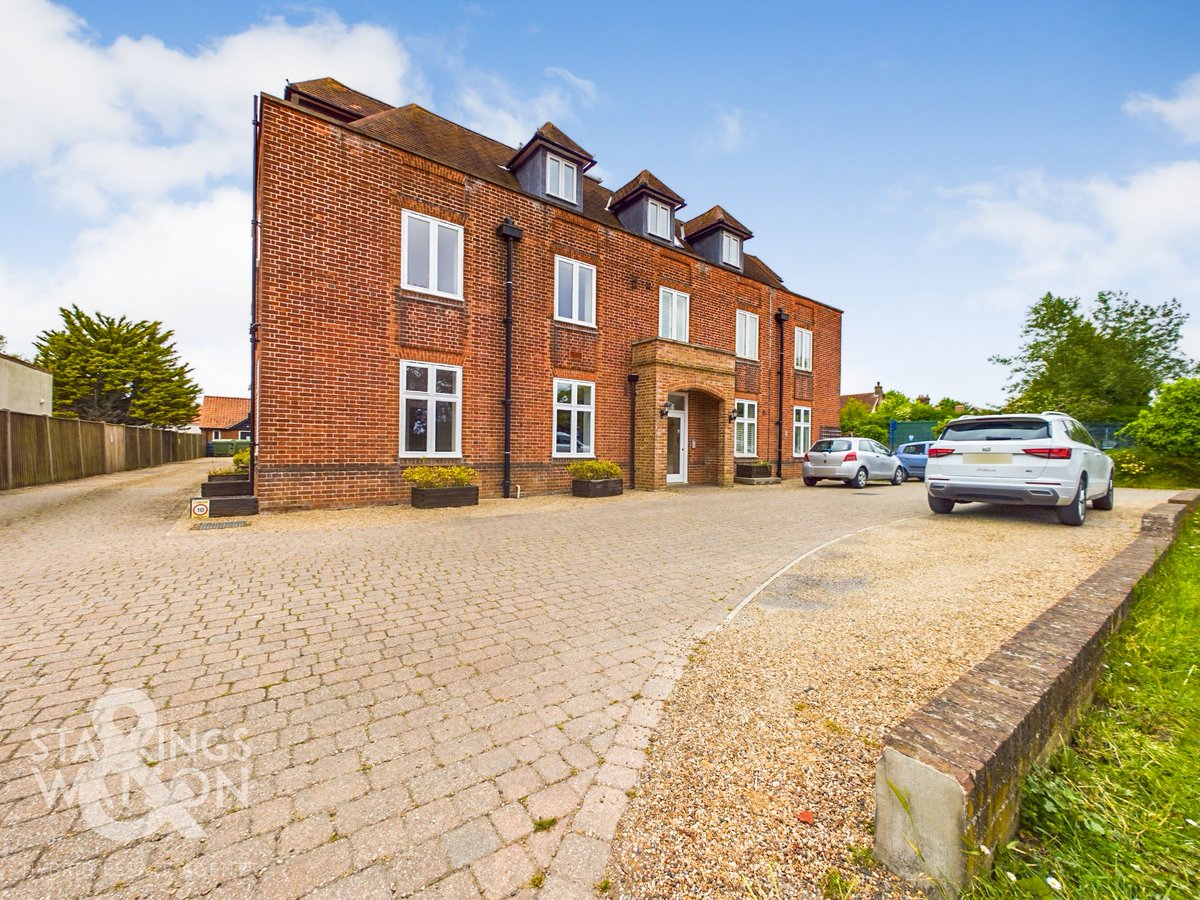 StarkingsWatson's tweet photo. No Chain! | 70% Open Market Value | Second Floor Apartment | Wonderful Roof Top Terrace | Open Plan Sitting/Dining/Kitchen | Double Bedroom &amp; Bathroom | Allocated Parking Space

Guide Price £97,500
📍 Norwich Road, Halesworth
🏡 View Full Details Here: https://t.co/RIxZVTVBxG https://t.co/Spk4Ah7WJr
