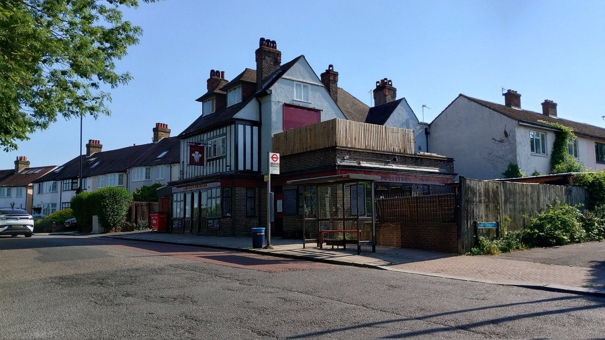 EntOptika's tweet photo. Prince of Wales pub on Perry Rise appears to have been squatted. #squatters #publichouse #pub #foresthill #sydenham #lewisham #perryrise #se23 #se26 #london https://t.co/lzUNWmSFN5
