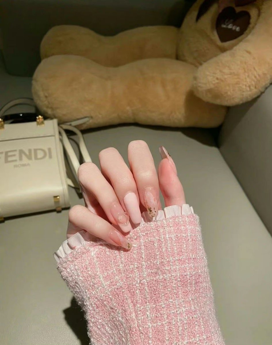 可以偷偷难过，可以情绪崩溃，但不要打扰别人，熬不住了，就自己喝点，都是成年人，所有情绪都是静音模式。