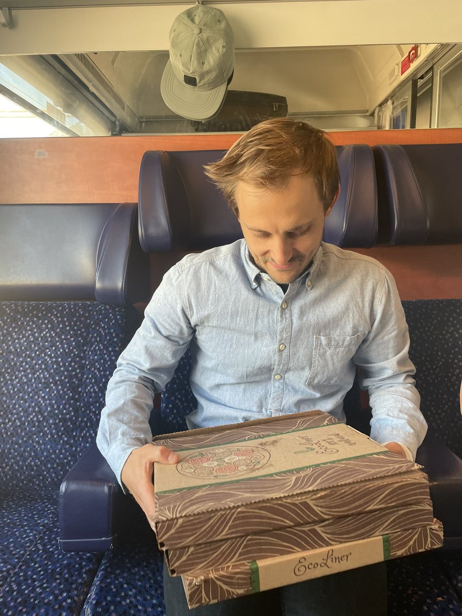 Team Innsbruck on the way to Milano Centrale! Pizza with <a href="/philippgauckler/">pgauckler</a> - Dr Denicolo and Thöni! #ERA23 <a href="/ERAkidney/">ERA - European Renal Association</a>