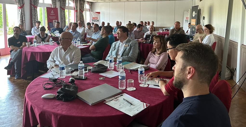 gzumeta's tweet image. ✔️Concluye la II ‘Cumbre Red Tech 2023’
➡️3 jornadas a puerta cerrada en un castillo a las afueras de París solo para directores ejecutivos y de Tecnología del sector de la #radio y el #Audio 
1⃣ La IA
2⃣ Reducir costes operativos
3⃣ Mejoras en métricas
🔴gorkazumeta.com/2023/06/conclu…