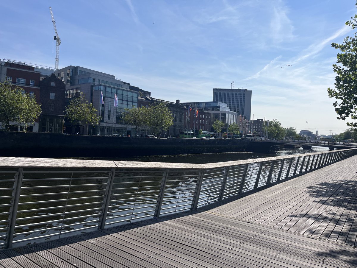 The Liffey in the sun 😀☀️ doesn’t stink like hell… smells of #sea