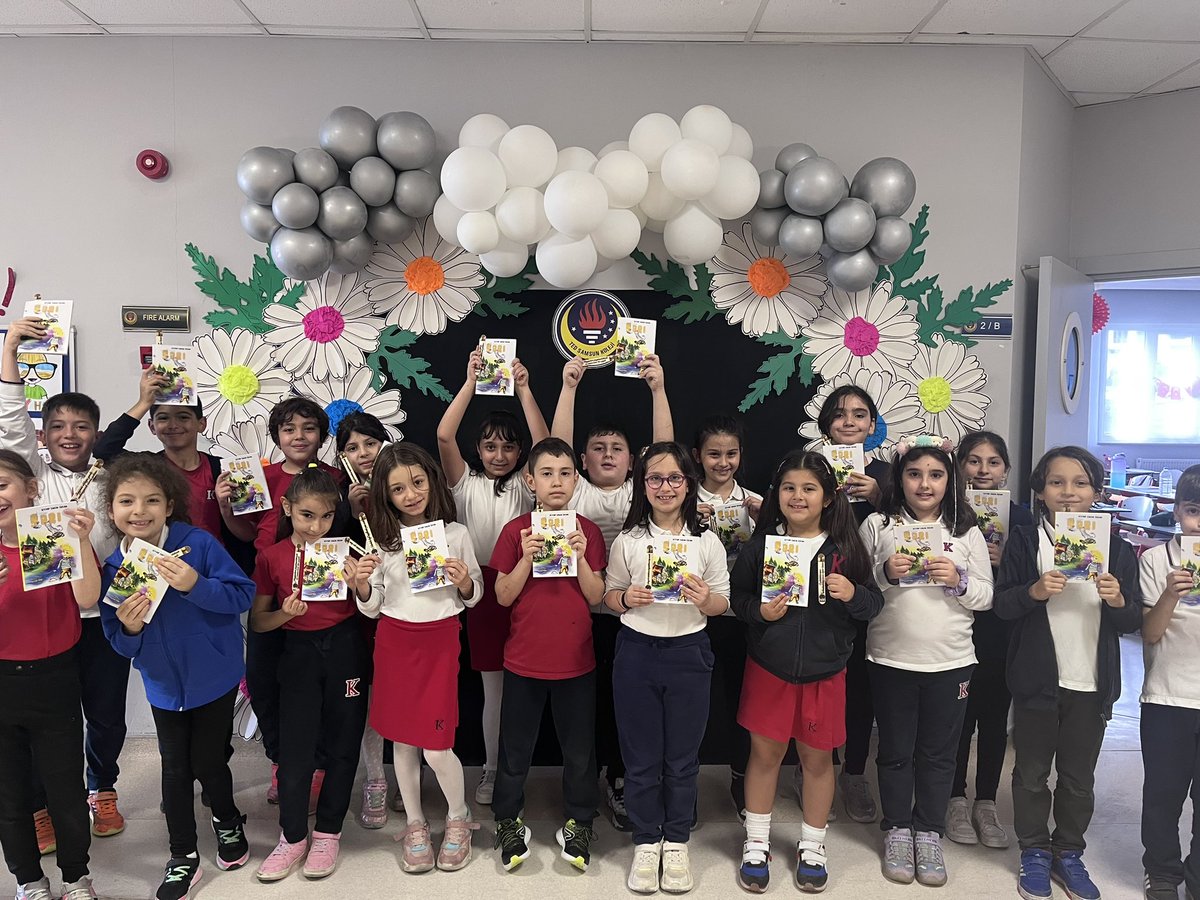 Çizimini yaptığım “Sarı” isimli çocuk kitabı hem yazarından hem çizerinden imzalandı çocuklarım için