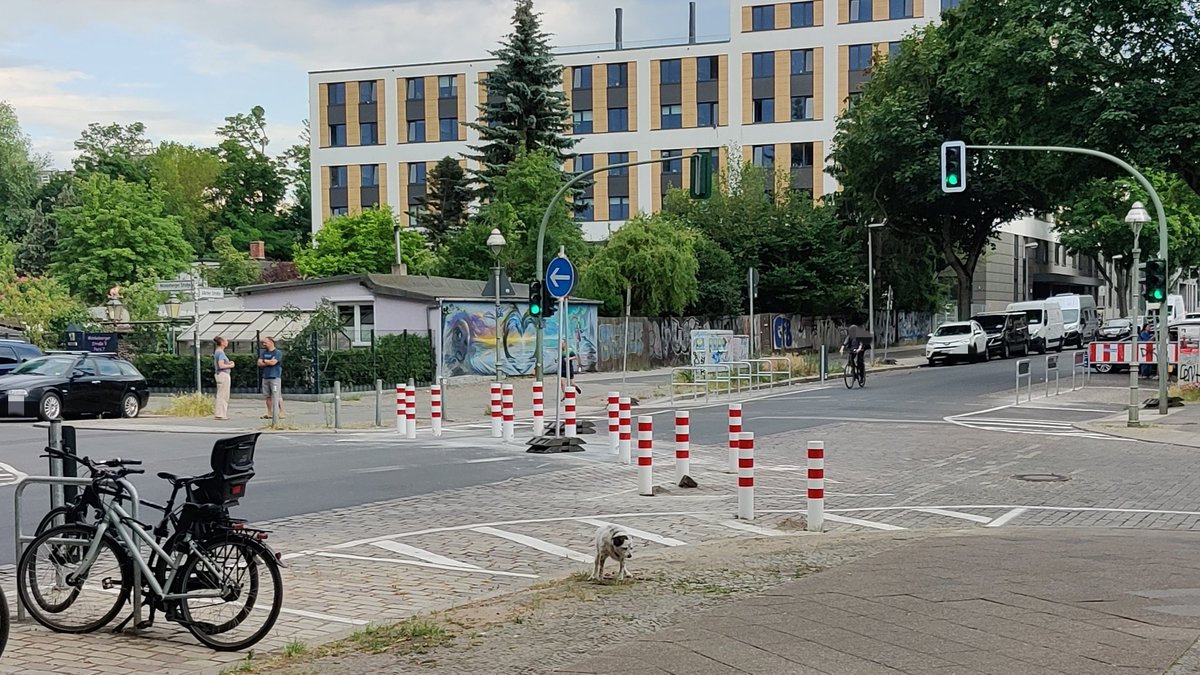 SoWoBerlin's tweet image. #Verkehrswende geht nur mit #Modalfilter|n. 👍 Hier gibt es aber noch dringenden Nachbesserungsbedarf!
#Kiezblock #Bellermannstraße