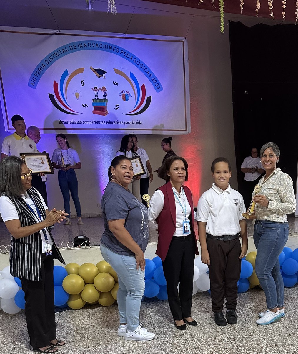 EddyOlivares14's tweet photo. ¡La educación es esencial para vivir en civilización! 
Con gran satisfacción, como padre afortunado, hice un alto en este día para acompañar a Edison en el acto en el que fue reconocido como “Estudiante Destacado de la Olimpiada Nacional de Matemática 2023”. 
¡Felicidades! https://t.co/oP5UDN7JNo