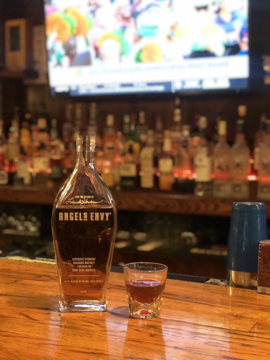BottomLineDC's tweet image. Happy #HumpDay! You've made it to the middle of the week, it's #NationalBourbonDay, and it's rainy out (but not too rainy). Do you need more reasons to stop by for a visit?
 #humpdayhappyhour #bestburgersintown🍔  #pubgrub #sportspub #drinklocal #downtowndc #whenitrainswepour