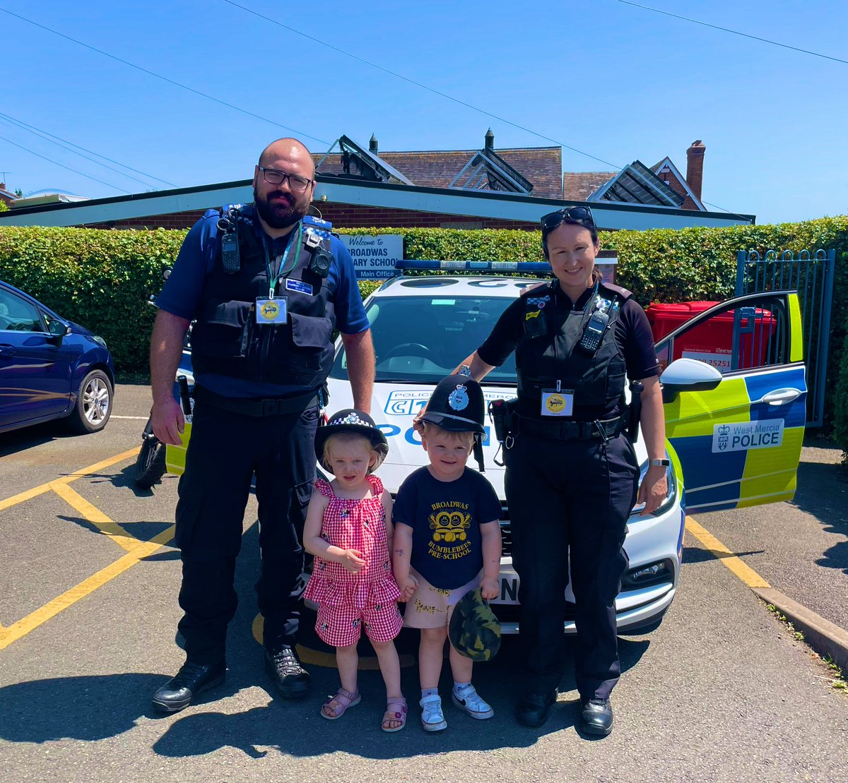 PC Stanley & PCSO Knight attended Broadwas Bumblebee’s Pre-school to talk about what we do & explain how we help people. We also showed them the Police Car 🚔which they loved seeing the lights & pressing the sirens 🚨#PolicingPromise #saferpeople 👮🏻👮🏻‍♂️