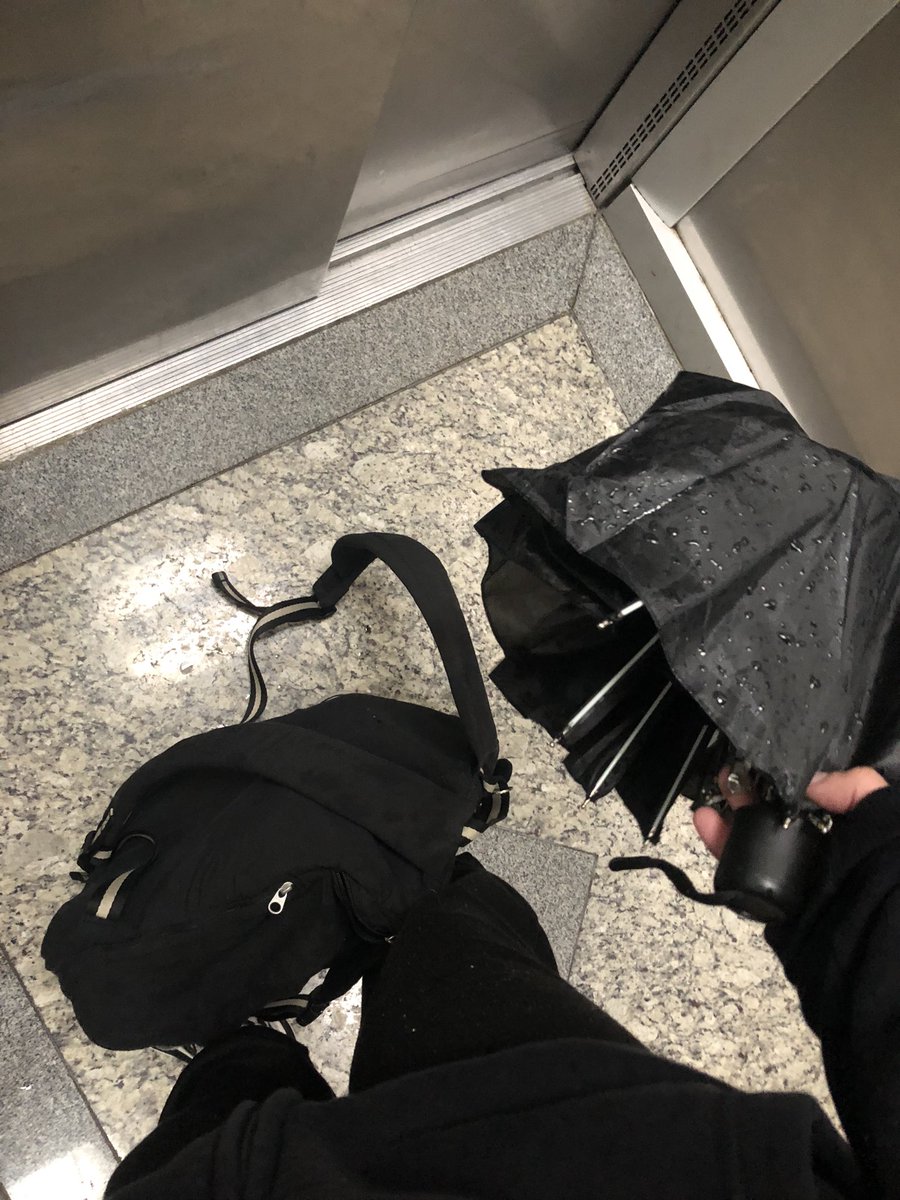 studth_'s tweet image. eu me arrumei FINALIZEI meu cabelo pra ir para a escola PRA TER QUE VOLTSR PORQUE O ÔNIBUS TAVA DEMORANDO MTO POR CAUSA DA CHUVA