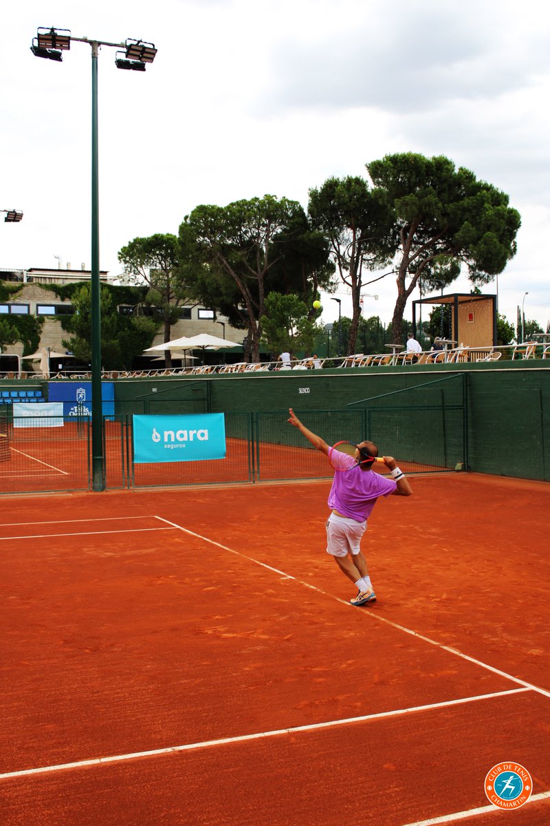 tenischamartin's tweet photo. 🎾 Sobre nuestras pistas centrales se está celebrando la decimosexta edición del XVI Trofeo Carlos Olcese "In Memoriam". Queremos dar las gracias a @Nara_Seguros por su colaboración con el #tenis, contribuyendo con este torneo tan especial para todos. #TorneoSocial #CarlosOlcese https://t.co/QyvMWGrbtf