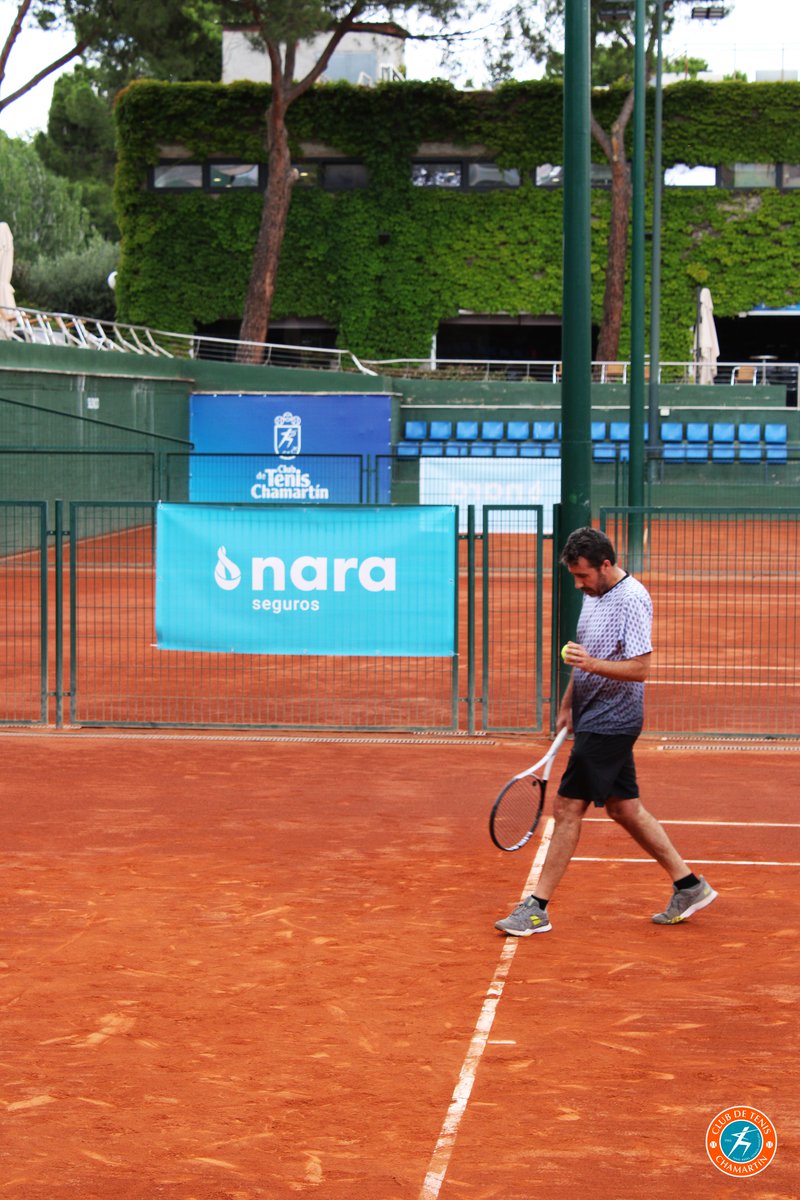 tenischamartin's tweet photo. 🎾 Sobre nuestras pistas centrales se está celebrando la decimosexta edición del XVI Trofeo Carlos Olcese "In Memoriam". Queremos dar las gracias a @Nara_Seguros por su colaboración con el #tenis, contribuyendo con este torneo tan especial para todos. #TorneoSocial #CarlosOlcese https://t.co/QyvMWGrbtf