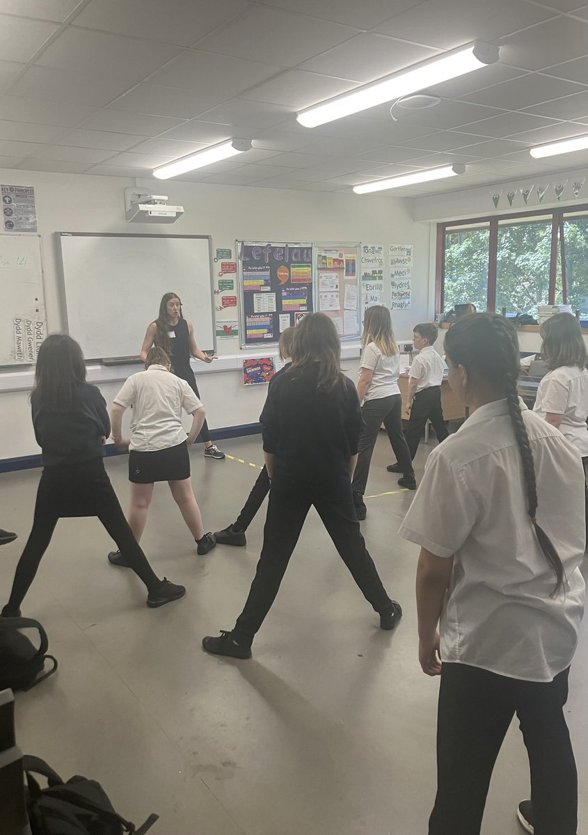 UrddCaerdyddFro's tweet photo. Sesiynau ffitrwydd a lles yng nghlybiau'r Urdd yn Ysgol Llanilltud Fawr ac Ysgol Cyres Sant 🏃

Diolch i’r hyfforddwr personol Elin Wyn Williams o’r cwmni WINNING WITH A Y am redeg sesiynau mor hwyl a phwysig!

@WINNINGWITHAY https://t.co/t1xm2X8cCu
