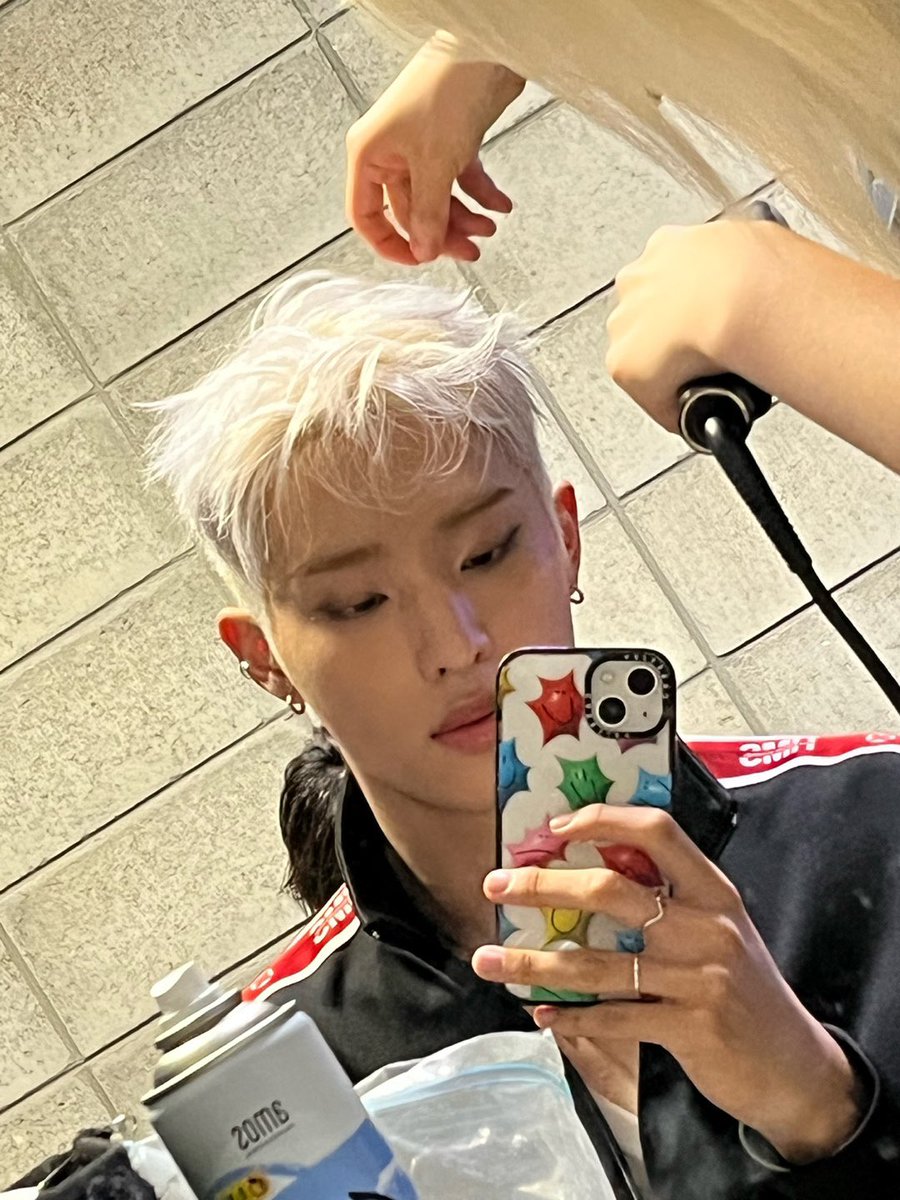 k_keeho's tweet photo. match matchy con l'hairstylist <3 https://t.co/SvvQbg2VJV