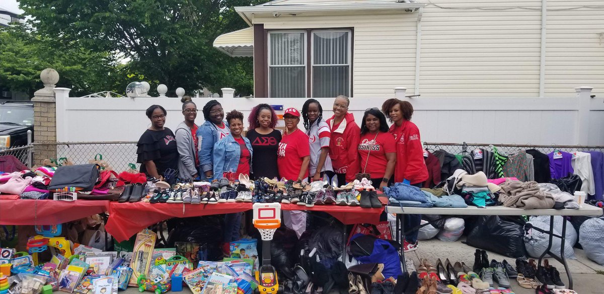 DSTQuAC's tweet photo. The Queens Alumnae Chapter of Delta Sigma Theta Sorority, Inc. partnered with Calvary's Mission Food Pantry in Richmond Hill to distribute PPE. We also hosted a free clothing pop-up with new or gently used clothing donated by our chapter members &amp; friends.
#QuACHealthTaskForce https://t.co/QbRG0WHr22