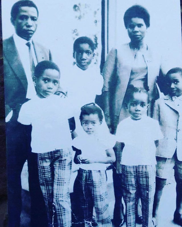 brazzanews's tweet photo. Brazzaville 🇨🇬Assassinat de la fille du défunt président Alphonse Massamba Débat, Anne Félicité, 66 ans, ce mardi 13 juin 2023, entre 21h-22h, au domicile familial à BACONGO (Zone ex- Faculté des Sciences). Le procureur de la République, Oko Gakala, était sur les lieux pour les besoins d’enquête . #ChezMoiAuCongo 

S: Troubadour
